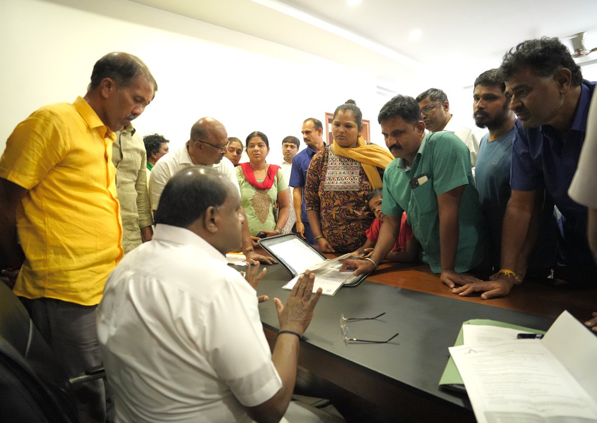 hd_kumaraswamy's tweet photo. 📍ಬೆಂಗಳೂರು 

@JanataDal_S ಪಕ್ಷದ ಕೇಂದ್ರ ಕಚೇರಿ ಜೆ.ಪಿ. ಭವನದಲ್ಲಿ ಸಾರ್ವಜನಿಕರ ಅಹವಾಲು ಆಲಿಸಿ ಅನೇಕರ ಸಮಸ್ಯೆಗಳಿಗೆ ಪರಿಹಾರ ಕಲ್ಪಿಸಲಾಯಿತು. https://t.co/YVj0P9CGQS