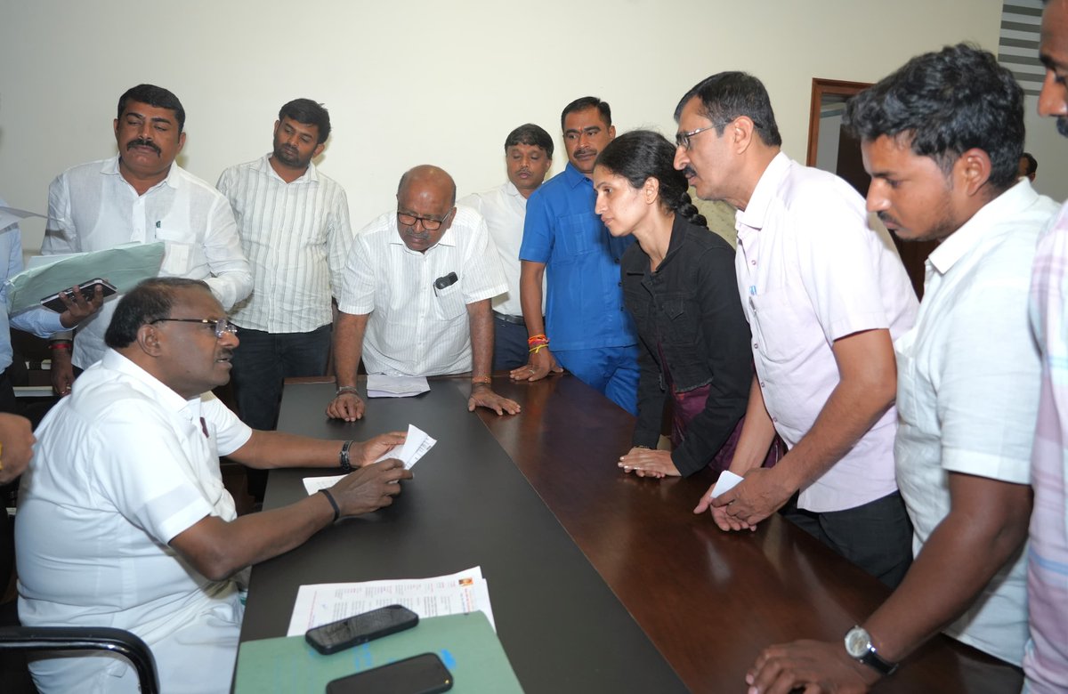 hd_kumaraswamy's tweet photo. 📍ಬೆಂಗಳೂರು 

@JanataDal_S ಪಕ್ಷದ ಕೇಂದ್ರ ಕಚೇರಿ ಜೆ.ಪಿ. ಭವನದಲ್ಲಿ ಸಾರ್ವಜನಿಕರ ಅಹವಾಲು ಆಲಿಸಿ ಅನೇಕರ ಸಮಸ್ಯೆಗಳಿಗೆ ಪರಿಹಾರ ಕಲ್ಪಿಸಲಾಯಿತು. https://t.co/YVj0P9CGQS