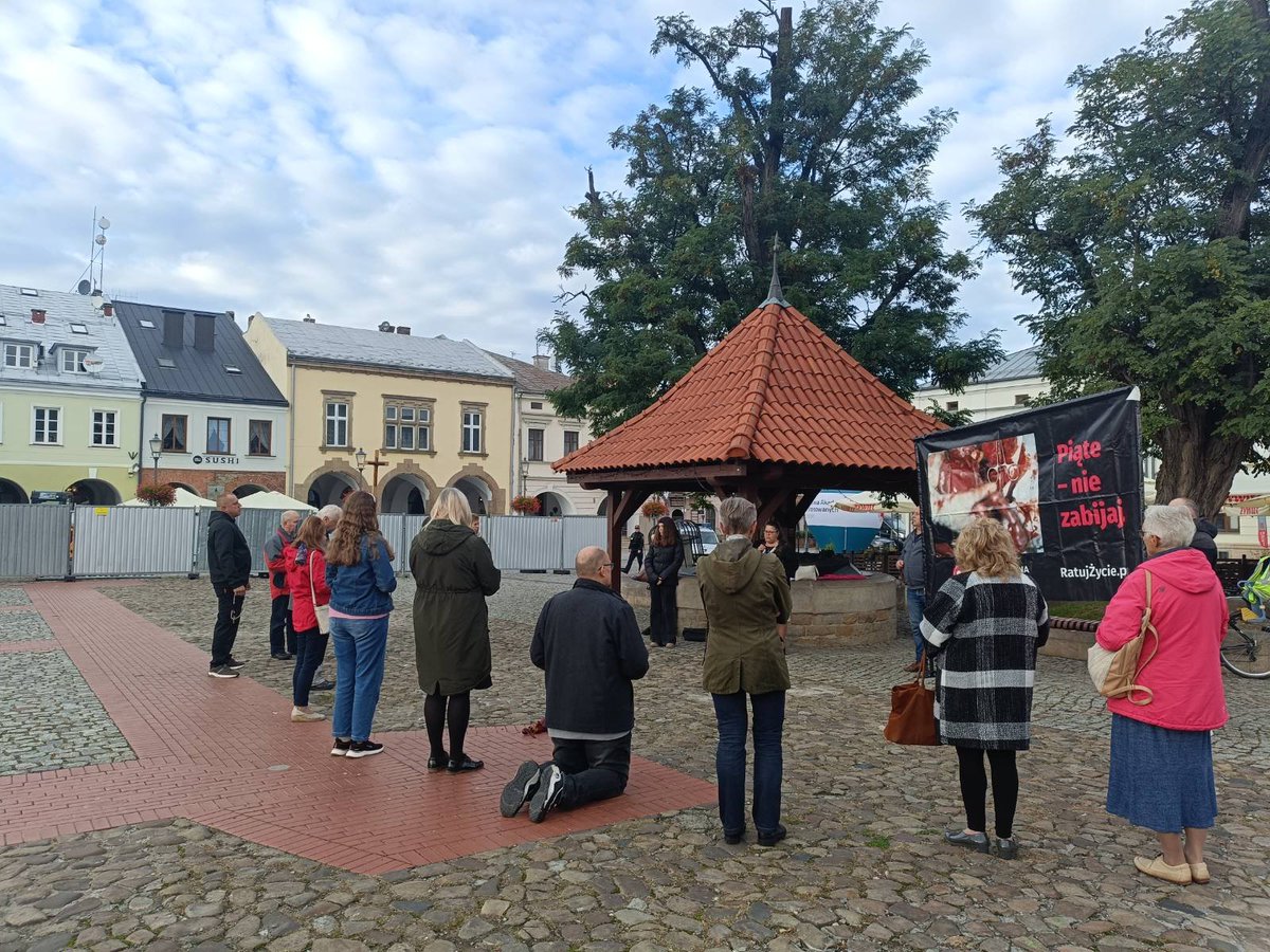 ratujzycie_pl_'s tweet photo. Koordynaror ŻiR-u: "Na Publicznym Różańcu o zatrzymanie aborcji w piątek były trzy radiowozy policyjne oraz Straż Miejska z powodu ataku Ukraińca. Policjant powiedział, że nas ochraniają bo to, co stało się w Jarosławiu, jest szokujące. I rzeczywiście byli jacyś tacy przestraszeni."

Nienawiśc do Polaków i katolików narasta. Tymczasem modlitwa trwa. Niech zatrzyma spiralę przemocy wobec niewinnych - od nienarodzonych dzieci po już narodzonych - to takie samo mor.derstwo!