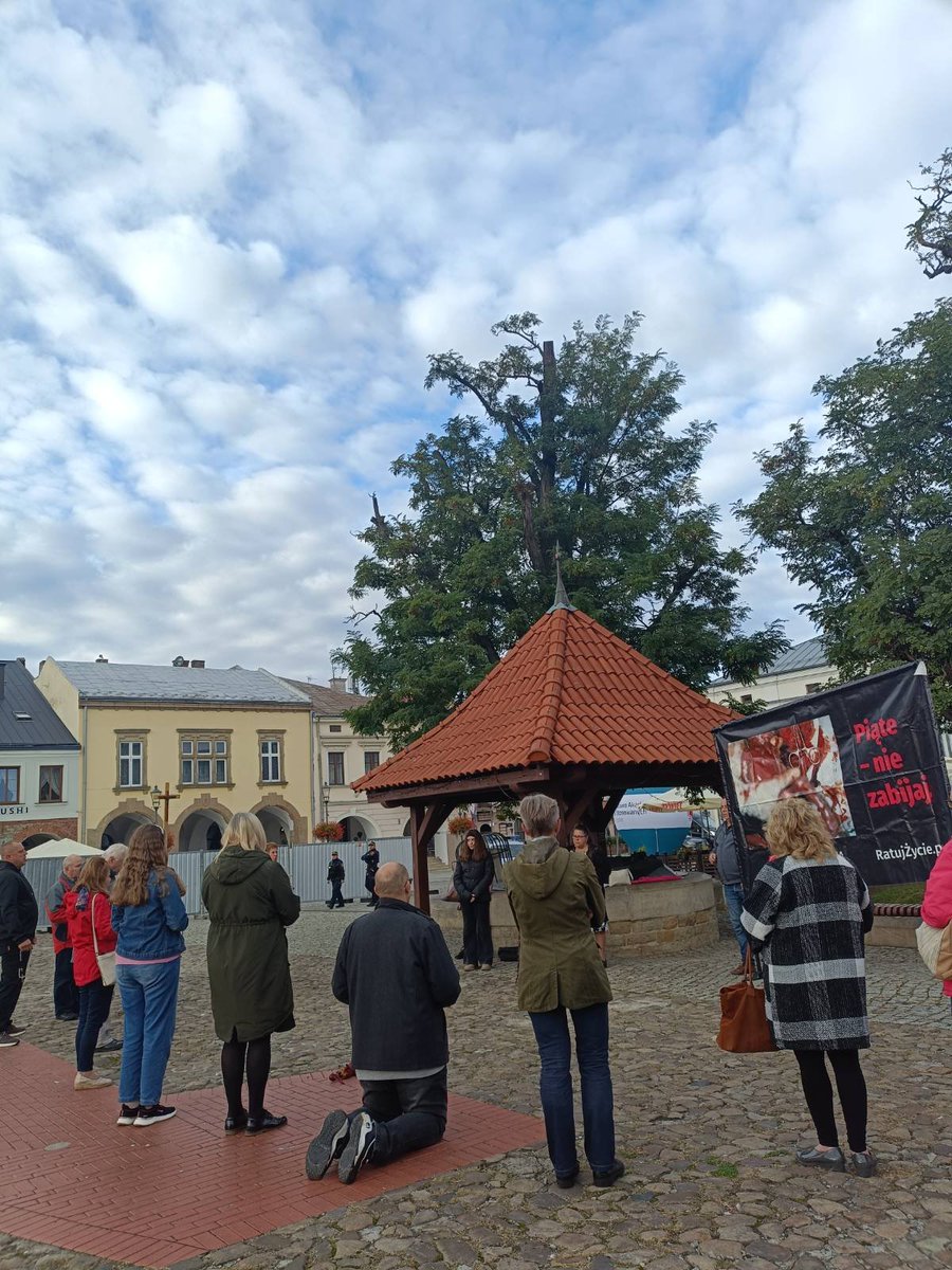 ratujzycie_pl_'s tweet photo. Koordynaror ŻiR-u: "Na Publicznym Różańcu o zatrzymanie aborcji w piątek były trzy radiowozy policyjne oraz Straż Miejska z powodu ataku Ukraińca. Policjant powiedział, że nas ochraniają bo to, co stało się w Jarosławiu, jest szokujące. I rzeczywiście byli jacyś tacy przestraszeni."

Nienawiśc do Polaków i katolików narasta. Tymczasem modlitwa trwa. Niech zatrzyma spiralę przemocy wobec niewinnych - od nienarodzonych dzieci po już narodzonych - to takie samo mor.derstwo!