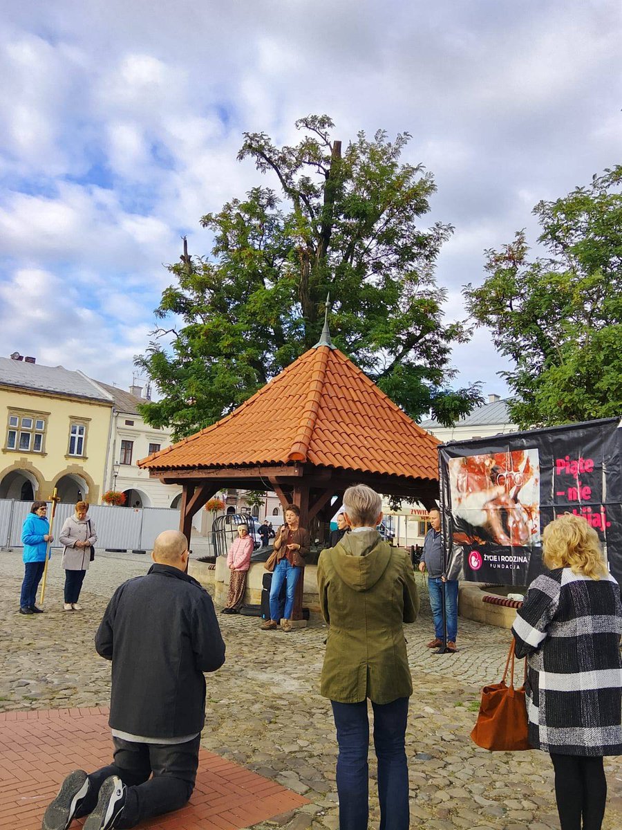 ratujzycie_pl_'s tweet photo. Koordynaror ŻiR-u: "Na Publicznym Różańcu o zatrzymanie aborcji w piątek były trzy radiowozy policyjne oraz Straż Miejska z powodu ataku Ukraińca. Policjant powiedział, że nas ochraniają bo to, co stało się w Jarosławiu, jest szokujące. I rzeczywiście byli jacyś tacy przestraszeni."

Nienawiśc do Polaków i katolików narasta. Tymczasem modlitwa trwa. Niech zatrzyma spiralę przemocy wobec niewinnych - od nienarodzonych dzieci po już narodzonych - to takie samo mor.derstwo!