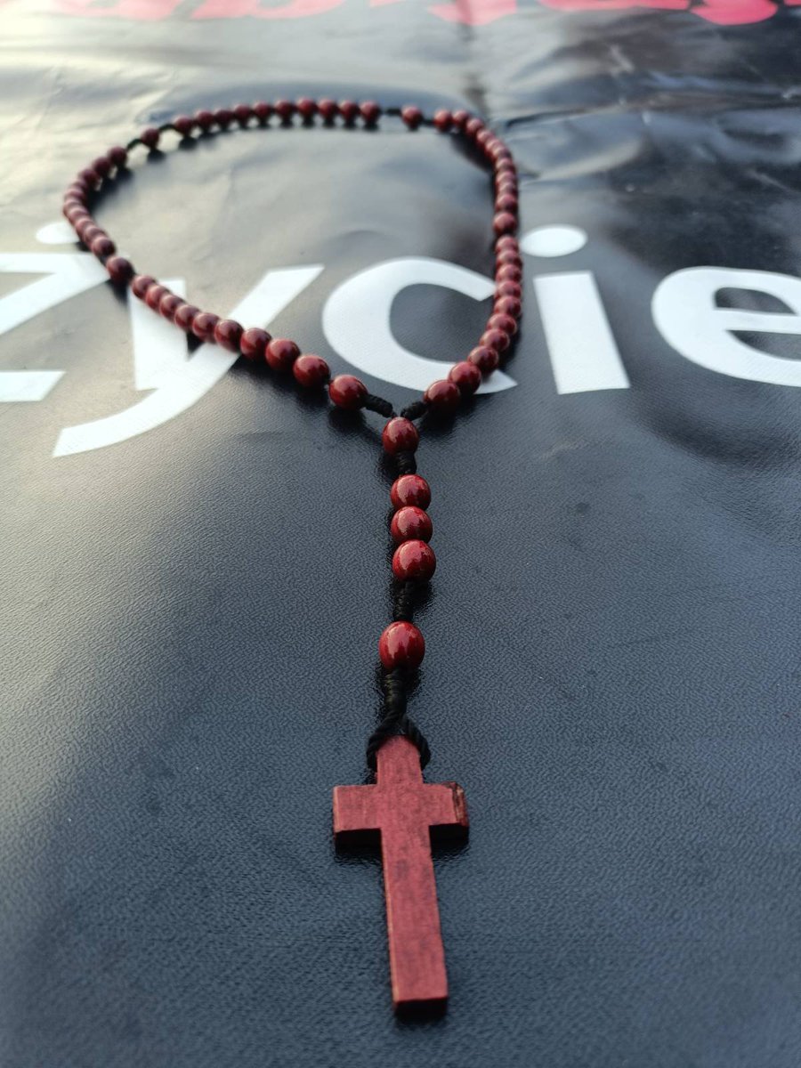 ratujzycie_pl_'s tweet photo. Koordynaror ŻiR-u: "Na Publicznym Różańcu o zatrzymanie aborcji w piątek były trzy radiowozy policyjne oraz Straż Miejska z powodu ataku Ukraińca. Policjant powiedział, że nas ochraniają bo to, co stało się w Jarosławiu, jest szokujące. I rzeczywiście byli jacyś tacy przestraszeni."

Nienawiśc do Polaków i katolików narasta. Tymczasem modlitwa trwa. Niech zatrzyma spiralę przemocy wobec niewinnych - od nienarodzonych dzieci po już narodzonych - to takie samo mor.derstwo!