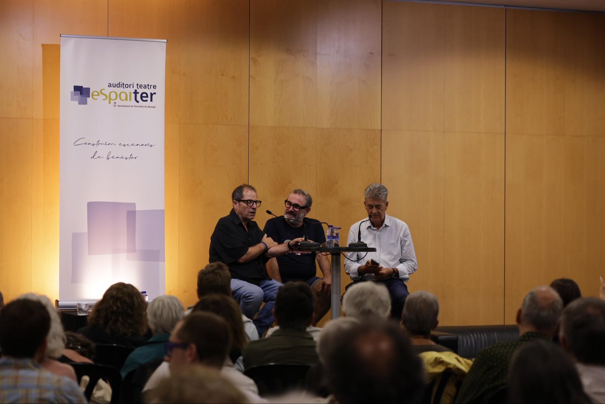EspaiTer's tweet photo. La programació estable de l’#EspaiTer ha tornat amb el gran èxit teatral ‘Nom Solum’ de Sergi López  i el posterior col·loqui al vestíbul amb el mateix artista, Àngel Quintana i Guillem Terribas.

✨ Fins al desembre t’esperen una vintena de propostes a Torroella
📸 Joan Cabotti https://t.co/APGLzuUbmm