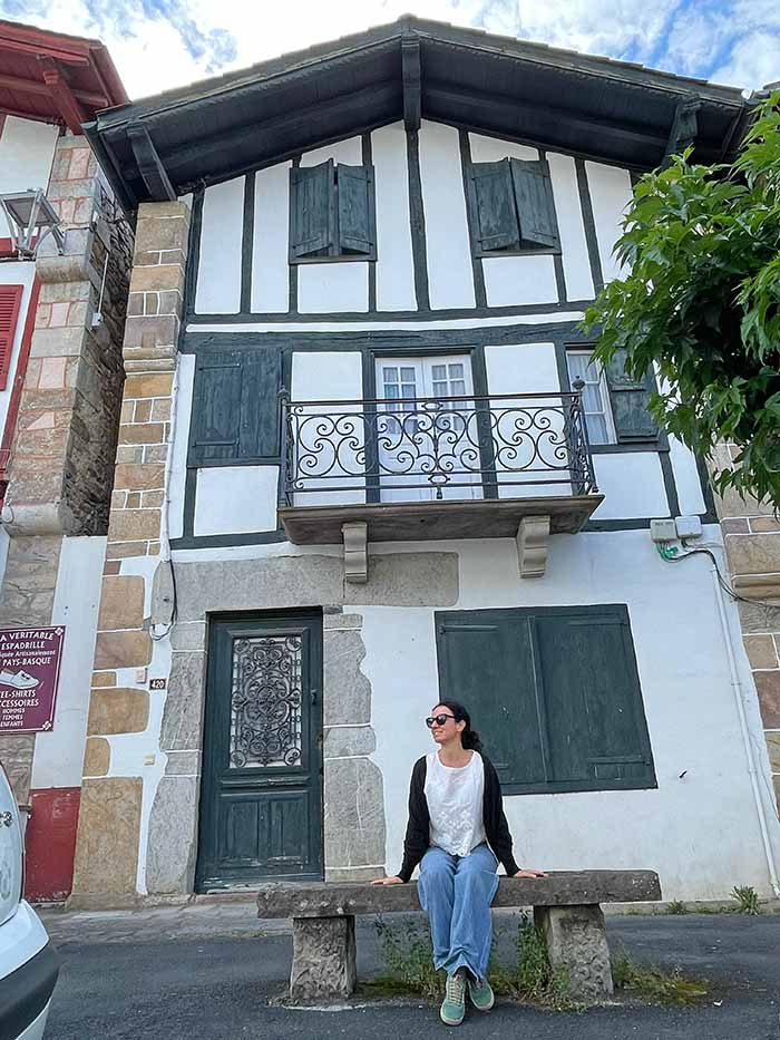 VeroSinmapa's tweet photo. #NUEVO 😜 ¿Sabías que #Ainhoa está a solo 3km de la frontera con Navarra?

😎 Es uno de los pueblos más bonitos de #Francia y puedes recorrerlo en unas horas, aunque yo no me iría sin descubrir también sus alrededores.

📍 Te comparto la guía completa:  https://t.co/d0tl2MsJCp https://t.co/naw4DeouwM