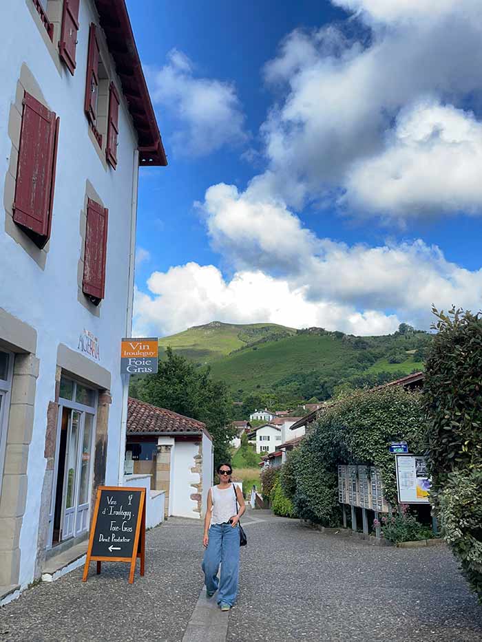 VeroSinmapa's tweet photo. #NUEVO 😜 ¿Sabías que #Ainhoa está a solo 3km de la frontera con Navarra?

😎 Es uno de los pueblos más bonitos de #Francia y puedes recorrerlo en unas horas, aunque yo no me iría sin descubrir también sus alrededores.

📍 Te comparto la guía completa:  https://t.co/d0tl2MsJCp https://t.co/naw4DeouwM