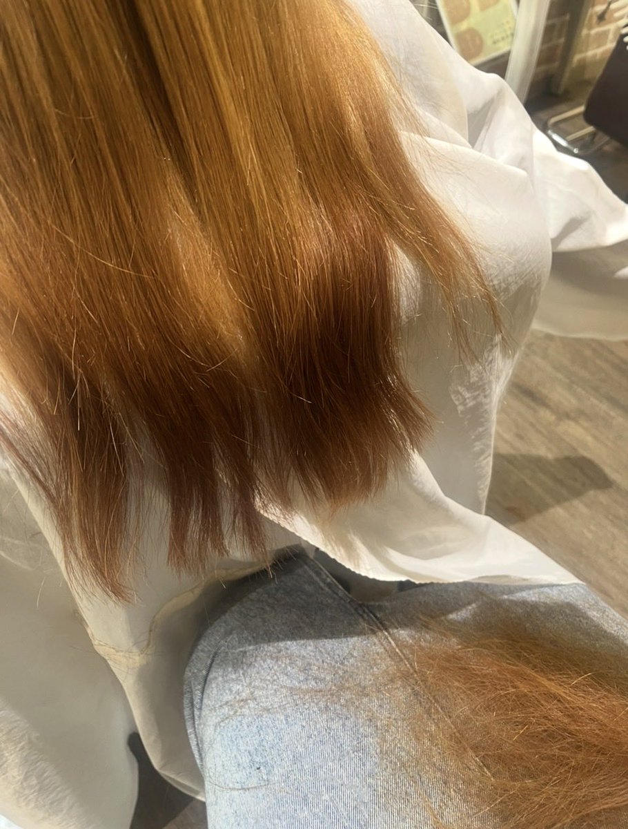 kurumingo7's tweet photo. 彼氏と別れたから断髪して！‼️
イメチェンして‼️  のご依頼笑

この何十年も
女子たちのきれいさっぱりを手伝ってます✨️笑

スカートの上に思い出受け取りながら笑

ま、帰りは笑顔☺️ https://t.co/pSBPHVlxF1