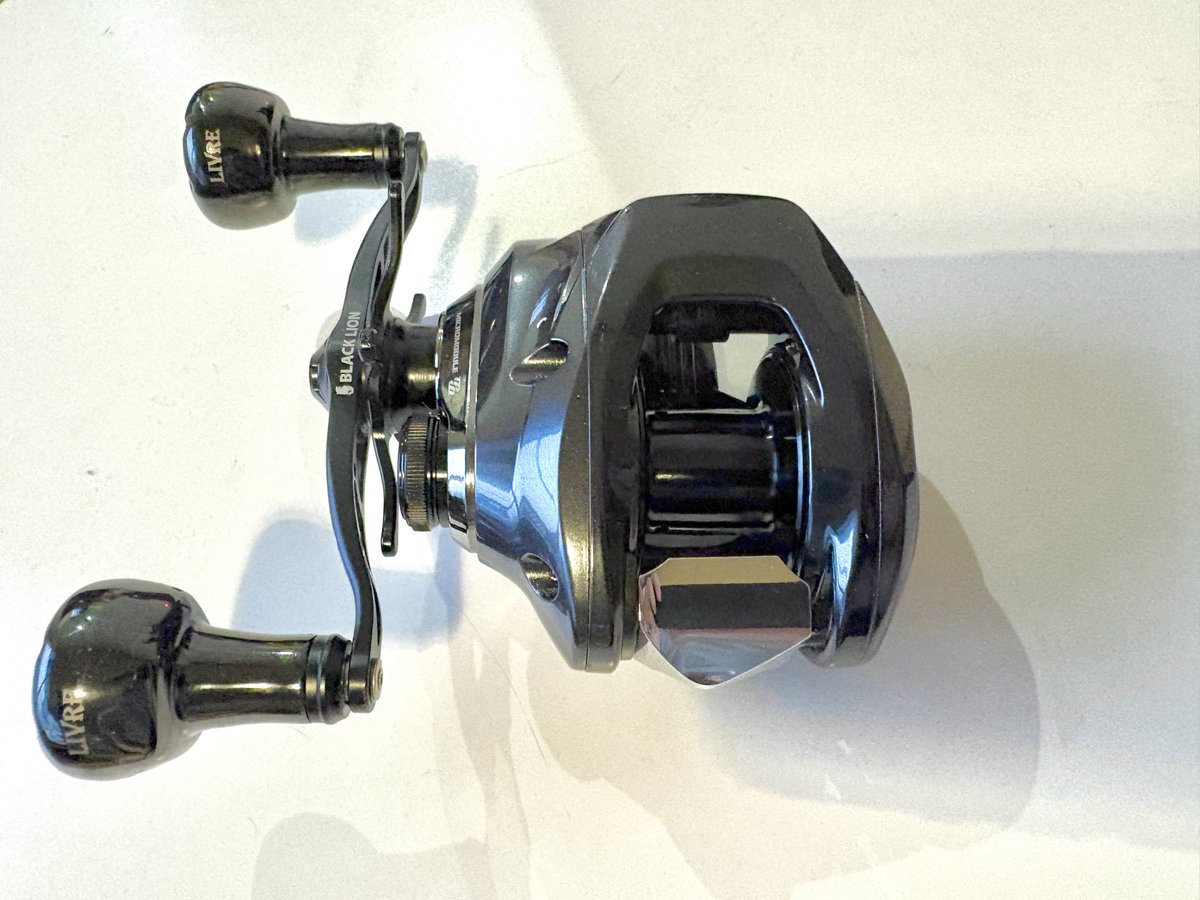 shin2ari's tweet photo. オフショアでガシガシ使う用に、スコーピオン DCMD 導入。
新品で2.6万円なら安いよ。
ベアリングやドラグクリッカー入れたり、クラッチやハンドル変えたり、満足。 https://t.co/6XSyAkn65C