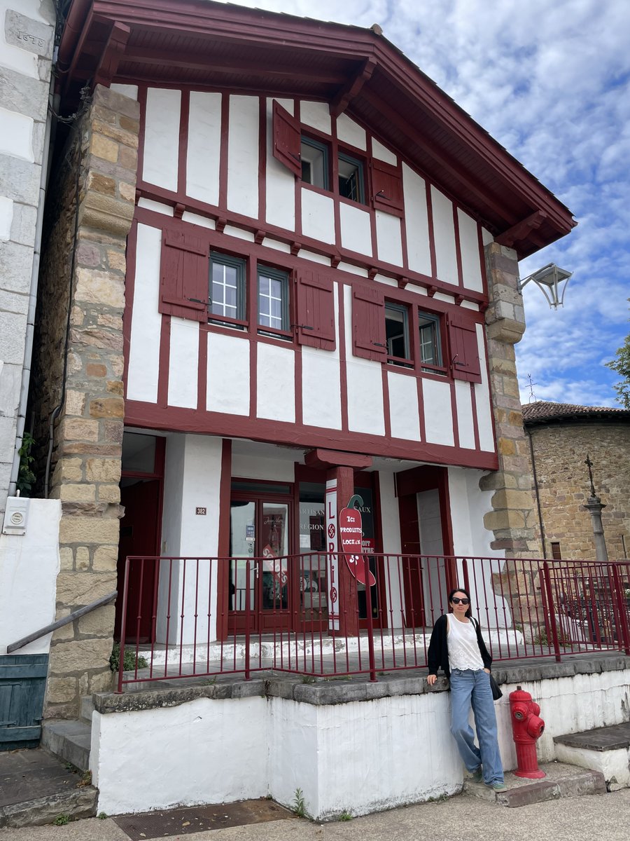 VeroSinmapa's tweet photo. #NUEVO 😜 ¿Sabías que #Ainhoa está a solo 3km de la frontera con Navarra?

😎 Es uno de los pueblos más bonitos de #Francia y puedes recorrerlo en unas horas, aunque yo no me iría sin descubrir también sus alrededores.

📍 Aquí tienes la guía completa:  https://t.co/d0tl2MsJCp https://t.co/Z9HgqMolux