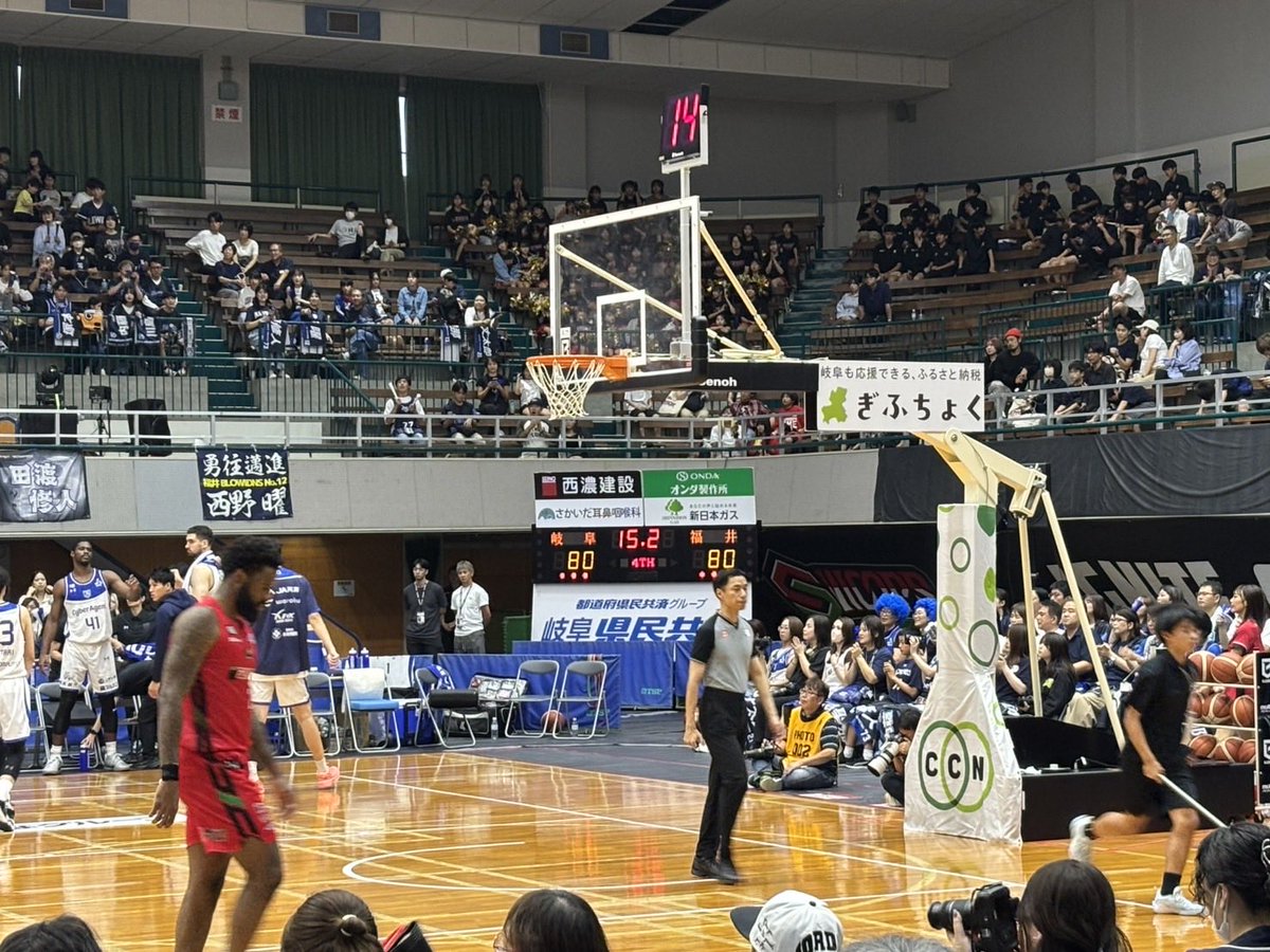r_sbst0515's tweet photo. 残り15.2秒、80-80。
この瞬間の緊張感ヤバかった…😳🔥
そして最後は――
岐阜 82-80 福井！！🏀🔥🔥
昨日88-90でやられた相手に、今日は82-80。
2点差でやり返した！！
現地でこの瞬間を見られたの最高すぎる😭
#岐阜スゥープス #SWOOPS
#Bリーグ #BLEAGUEONE
#福井ブローウィンズ #岐阜バスケ https://t.co/BKcP4b07lu