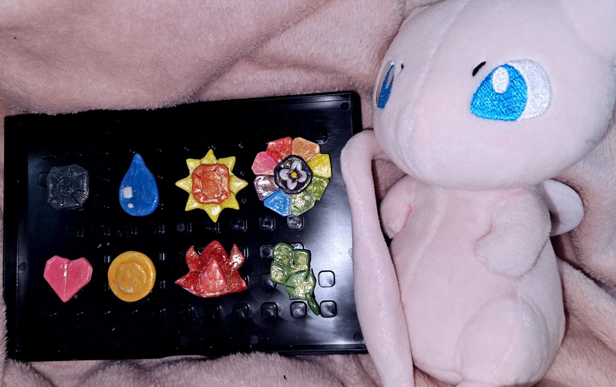 KUROne961's tweet photo. ちまちま粘土で作ったカントーのジムバッジです！！ 
ニス塗りしてるのでツヤツヤぴかぴか✨ 
 #ポケモン  #ハンドメイド https://t.co/MtcxqvQQql