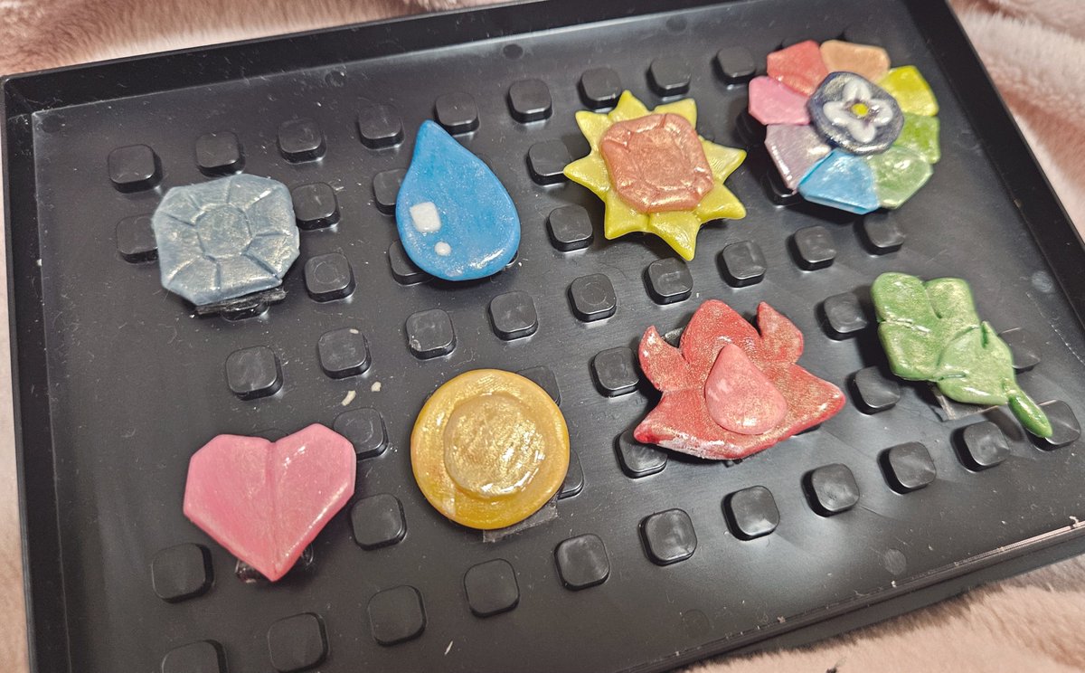 KUROne961's tweet photo. ちまちま粘土で作ったカントーのジムバッジです！！ 
ニス塗りしてるのでツヤツヤぴかぴか✨ 
 #ポケモン  #ハンドメイド https://t.co/MtcxqvQQql