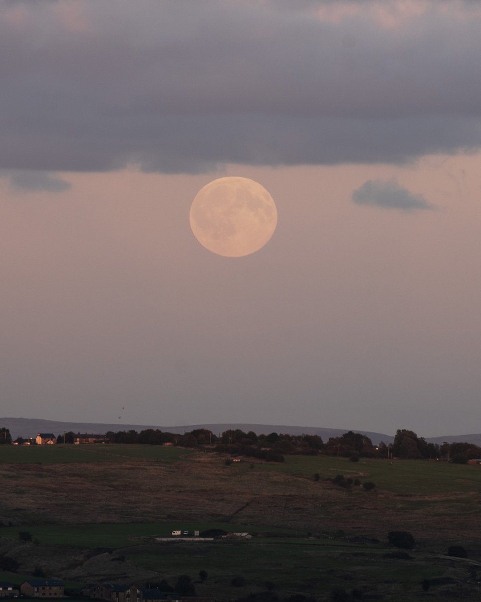 JunedYPatel's tweet photo. Moonrise over Bolton. https://t.co/YCoN1k2uXJ