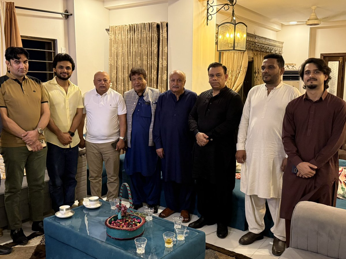 imransaeekhan's tweet photo. جنرل سیکرٹری لندن مسلم لیگ (ن) عمران سعید، رانا ظہیر ، رانا ثاقب شہزاد ، اور علی خان، راحیل ، ناصر ، کی جوائنٹ سیکرٹری لندن مسلم لیگ (ن) عامر اعوان ، المعروف سرجی کے ہمرا ان کے بڑے بھائی وسیم حنین، محمد جلیل آفتاب ، کے گھر آمد https://t.co/VhtTV5HWWv