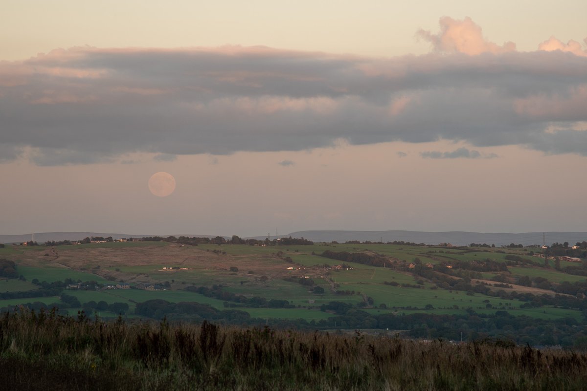 JunedYPatel's tweet photo. Moonrise over Bolton. https://t.co/YCoN1k2uXJ