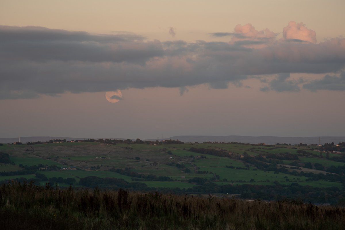 JunedYPatel's tweet photo. Moonrise over Bolton. https://t.co/YCoN1k2uXJ