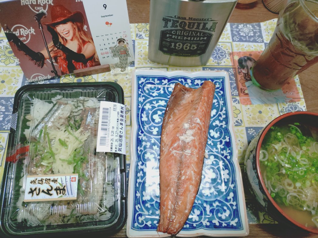 ddghatakaze's tweet photo. 今日のちょっと早い晩御飯【スーパーのお弁当&amp;サバのみりん干し&amp;味噌汁】 https://t.co/hf8VeDaHsR