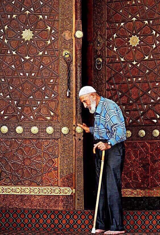 raway_alqasid's tweet photo. "ما ضَرَّنا بُعدُ السَّماءِ وإنْ عَلَتْ
ما دُمْـتَ يا رَبَّ الـسَّماءِ قَرِيبُ

أتَضُـرُّنا أبْـوابُ خَــلْقٍ أُغْـلِقَـتْ؟
واللهُ نَـطْـرُقُ بَـابَـهُ ويُـجِــيـبُ" https://t.co/KLCR4AqEyR