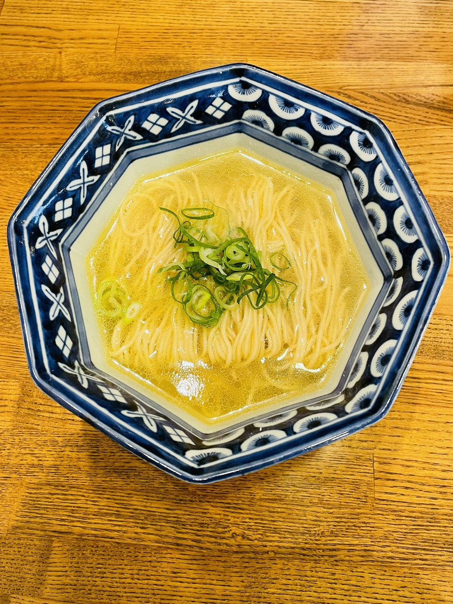bloomramen's tweet photo. 㐂九家 さん　にて
「純鶏SOBA ~かけそばstyle~ 鶏めし付｣
力強い鶏!  にして端正
以前の定番メニューがこの日復活す
水と鶏のみの出汁 潮ダレ 細麺に九条ねぎ
さすがの味わい
+炭火焼き鶏の炊き込みご飯
そこに純鶏潮スープを×れば それはもう えも言われぬ味わいさ♪

2026年百四十二杯目 9/27限定 https://t.co/n9DwcKui88