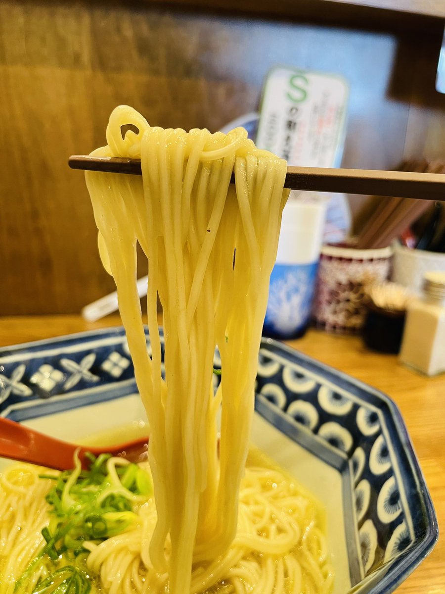 bloomramen's tweet photo. 㐂九家 さん　にて
「純鶏SOBA ~かけそばstyle~ 鶏めし付｣
力強い鶏!  にして端正
以前の定番メニューがこの日復活す
水と鶏のみの出汁 潮ダレ 細麺に九条ねぎ
さすがの味わい
+炭火焼き鶏の炊き込みご飯
そこに純鶏潮スープを×れば それはもう えも言われぬ味わいさ♪

2026年百四十二杯目 9/27限定 https://t.co/n9DwcKui88