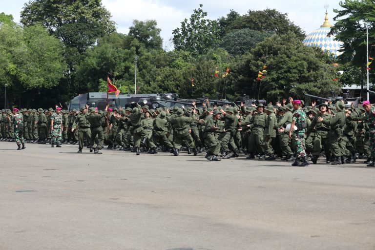 abulmuzaffar10's tweet photo. Serius, ini jadi pertanyaan gw dan baru kepikiran sekarang…

Kan SPPI ini ngelola kopdes. 

Kopdes ini kan mau dirancang jadi pusat ekosistem ekonomi desa, mulai dari sembako, simpan pinjam, sampai pemasaran hasil panen warga.

Artinya kan, SPPI harus paham dong kondisi ekonomi dan sosial desa tersebut.

Lah, gimana ceritanya orang dari Jawa tiba-tiba disuruh ngelola kopdes di Halmahera?

Kondisi sosial ekonominya udah beda jauh. 

Dan memahami lapangan beginian itu butuh bertahun-tahun. 

FOTO 1 : Kemhan