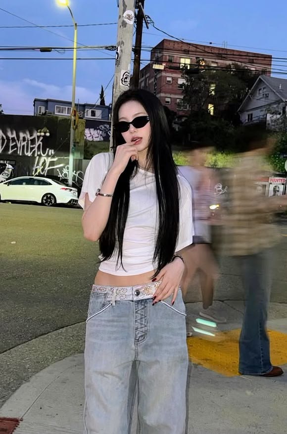 IAAANlul's tweet photo. hari ini panas banget gasih? pap pake kacamata hitam ges, silau soalnya https://t.co/6TMaIOWdjW