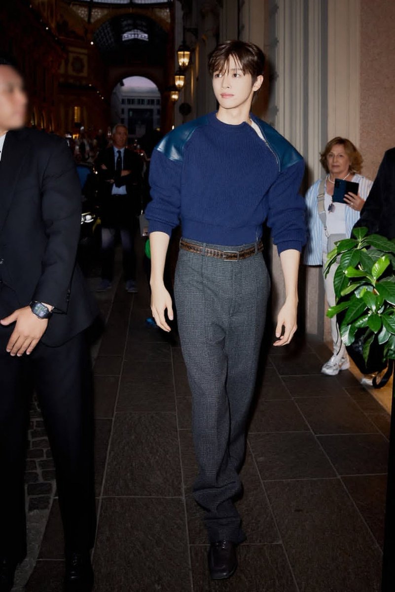 FashionistD's tweet photo. #SUNGCHAN left us in shock with his beauty wearing BOTTEGA VENETA https://t.co/bD90zqp1US