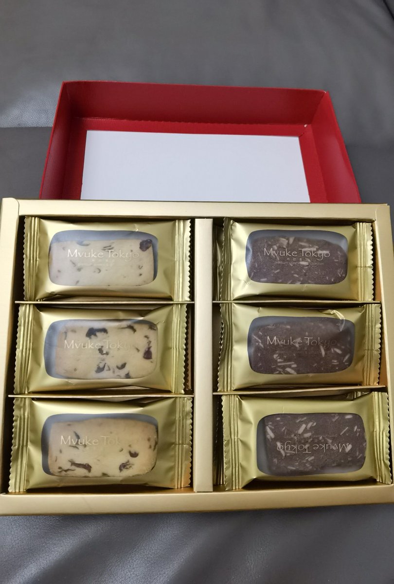 trangquan22407's tweet photo. Lovely surprise from my next-door neighbor today—warm homemade chocolate chip cookies left on my doorstep! Small acts of kindness make our neighborhood feel like family. ， https://t.co/FJKxIkCZYA