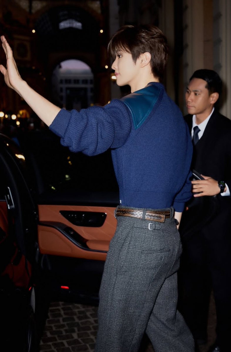 FashionistD's tweet photo. #SUNGCHAN left us in shock with his beauty wearing BOTTEGA VENETA https://t.co/bD90zqp1US
