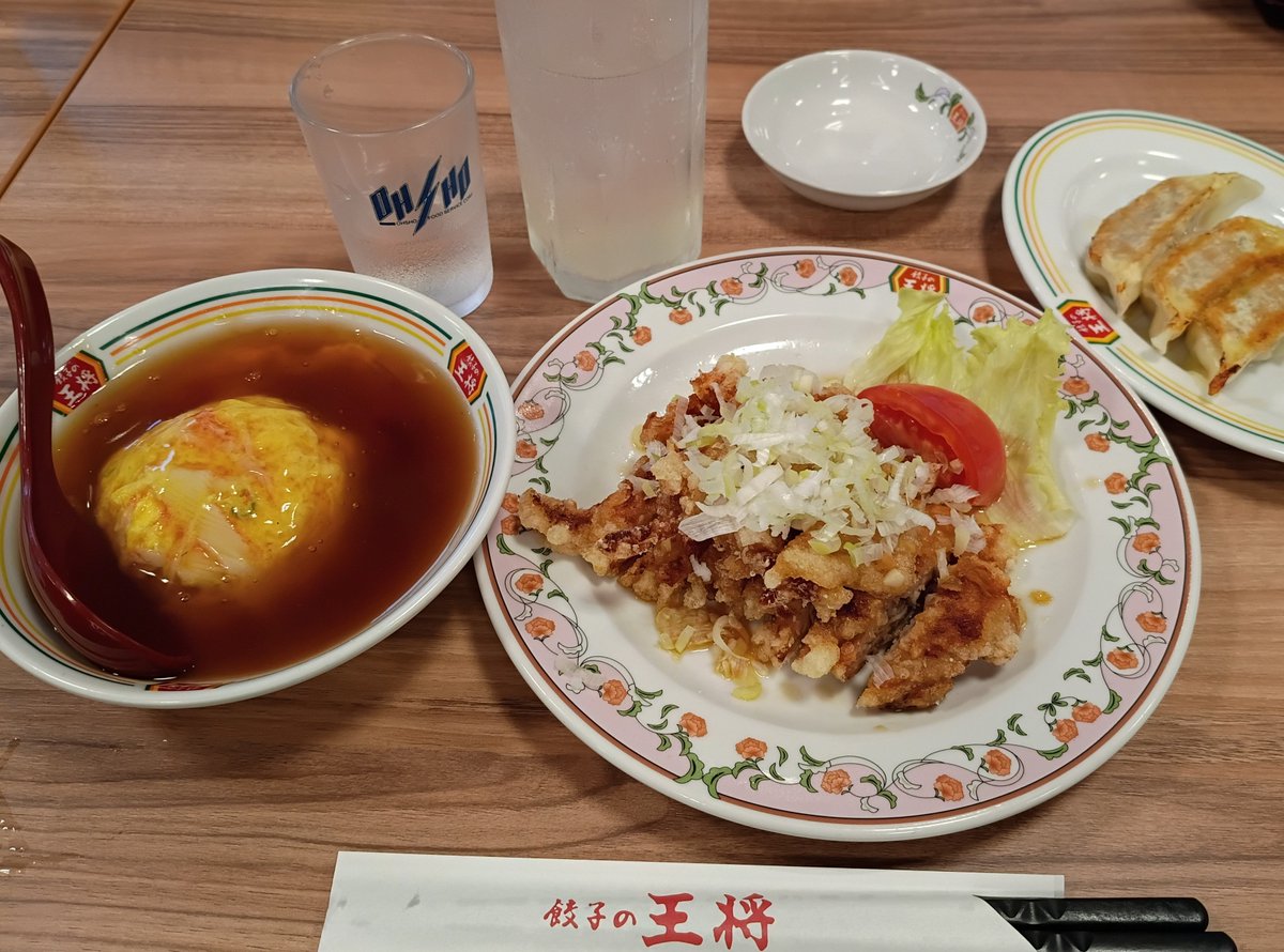 DInvpCqFDl4yecf's tweet photo. 今日は雨が降る前に自分の試合⚾️を終わらせてチームのみんなで餃子の王将へ🍜🥟
アクスタ初心者の私はみんなの前でこってぃのアクスタを出す度胸はまだまだありません🤣💦
でも宝塚に興味を持ってくれてる人もいて、いつか宙組公演のときに連れて行って鷹翔千空様布教活動をしたい💕 https://t.co/TEYpWWSxFI