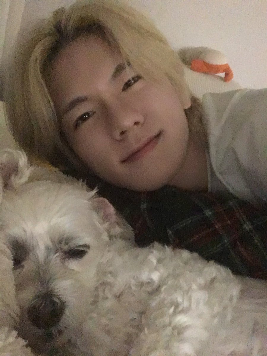 NewBeat_twt's tweet photo. [#홍민성]

졸린데 괴롭혀서 미안해 다롱아😘 https://t.co/zAdsZTeuVV