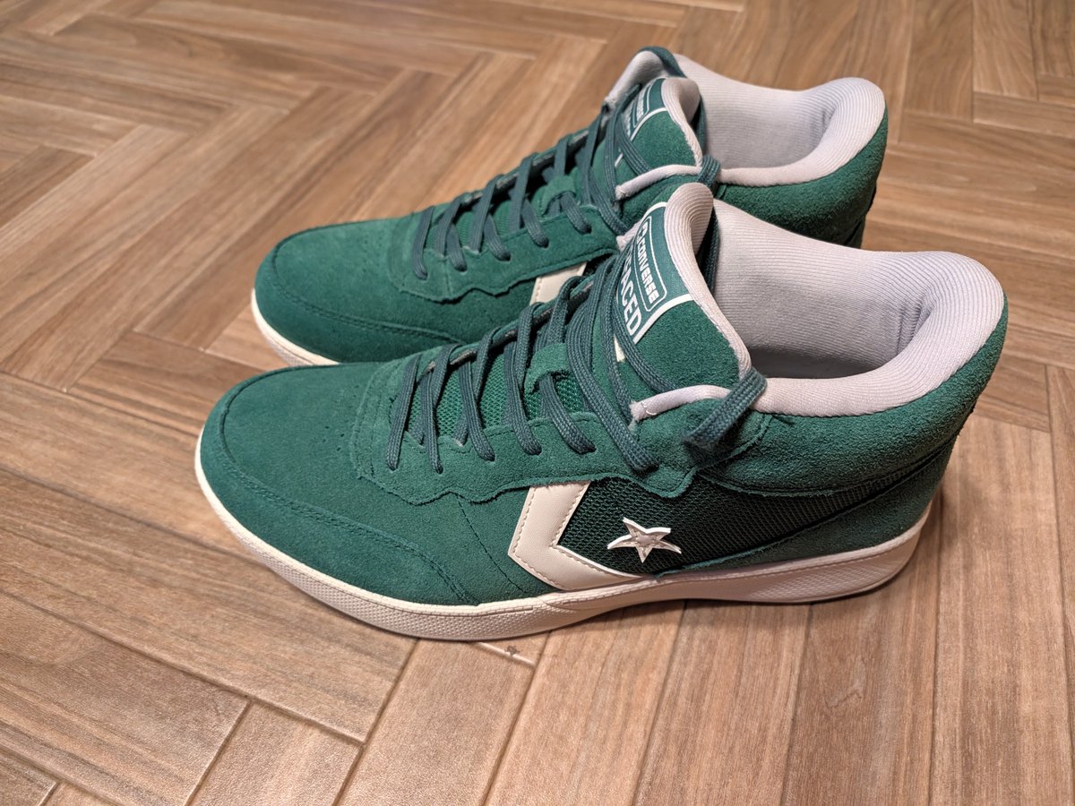 Bleed_Green_JP's tweet photo. 2FACED MID ゲット!
軽くて中のクッションがめっちゃ肉厚
デザインもレトロ感があって好き
#CONVERSE #2FACED https://t.co/6gsFQ4YZkV