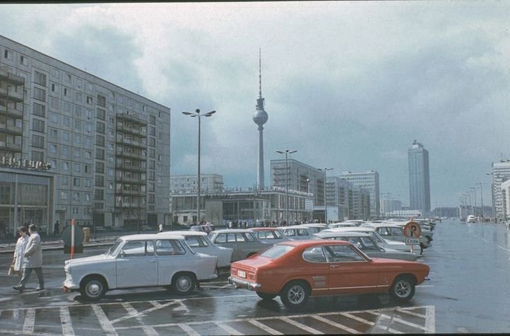 GDRvisuals's tweet photo. Karl-Marx-Allee, East Berlin, 1980s. https://t.co/UpnfwA62s5
