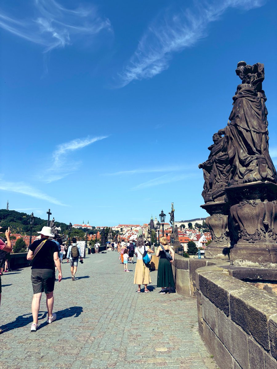 syoku2tabigohan's tweet photo. 🇨🇿プラハ旅行記No.2

📍Karlův most(カレル橋)

プラハ必見スポット！ヴルタヴァ川に架かるゴシック様式の石橋。

「触れると幸運が訪れる」聖ヤン・ネポムツキー像のレリーフもしっかりタッチ✨
橋塔をくぐると広がる景色もとても美しく、オレンジ色の屋根が青空に映えて素敵でした☺️

#プラハ https://t.co/tgHpOkSIe9