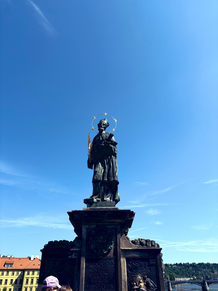 syoku2tabigohan's tweet photo. 🇨🇿プラハ旅行記No.2

📍Karlův most(カレル橋)

プラハ必見スポット！ヴルタヴァ川に架かるゴシック様式の石橋。

「触れると幸運が訪れる」聖ヤン・ネポムツキー像のレリーフもしっかりタッチ✨
橋塔をくぐると広がる景色もとても美しく、オレンジ色の屋根が青空に映えて素敵でした☺️

#プラハ https://t.co/tgHpOkSIe9
