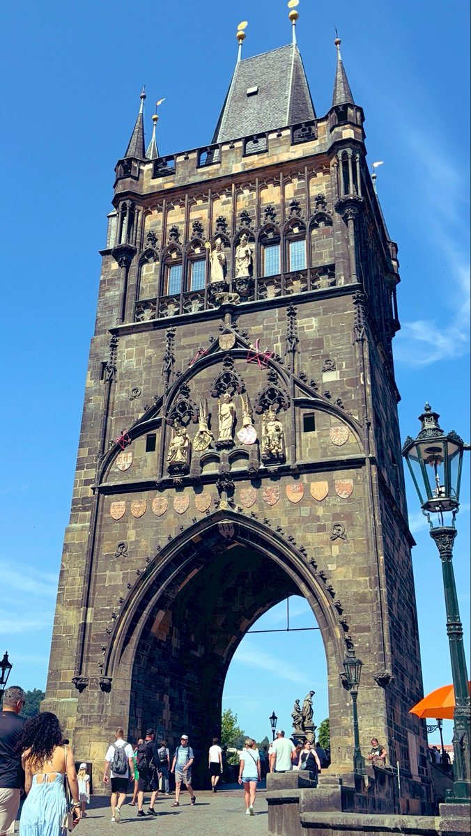 syoku2tabigohan's tweet photo. 🇨🇿プラハ旅行記No.2

📍Karlův most(カレル橋)

プラハ必見スポット！ヴルタヴァ川に架かるゴシック様式の石橋。

「触れると幸運が訪れる」聖ヤン・ネポムツキー像のレリーフもしっかりタッチ✨
橋塔をくぐると広がる景色もとても美しく、オレンジ色の屋根が青空に映えて素敵でした☺️

#プラハ https://t.co/tgHpOkSIe9