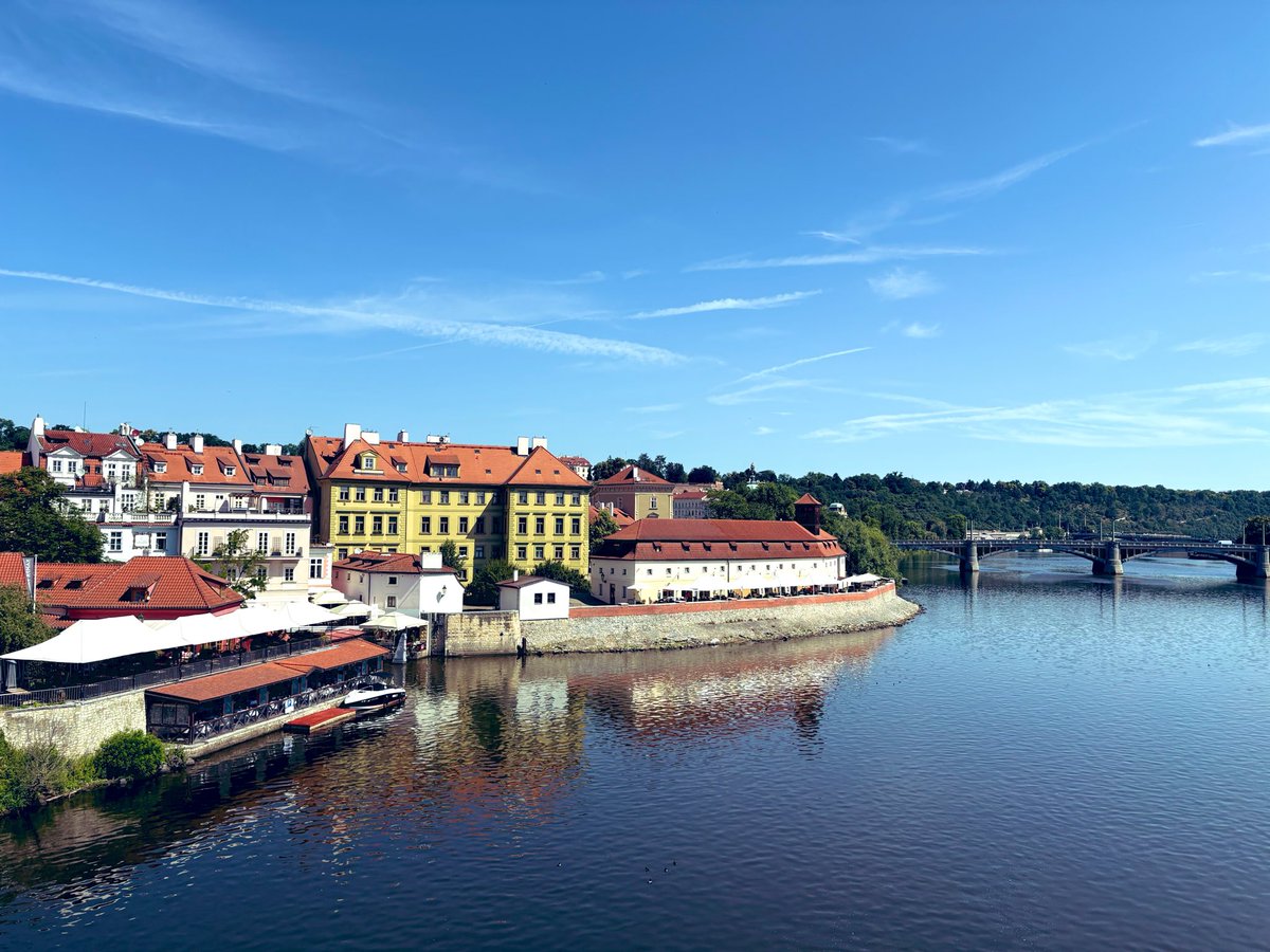 syoku2tabigohan's tweet photo. 🇨🇿プラハ旅行記No.2

📍Karlův most(カレル橋)

プラハ必見スポット！ヴルタヴァ川に架かるゴシック様式の石橋。

「触れると幸運が訪れる」聖ヤン・ネポムツキー像のレリーフもしっかりタッチ✨
橋塔をくぐると広がる景色もとても美しく、オレンジ色の屋根が青空に映えて素敵でした☺️

#プラハ https://t.co/tgHpOkSIe9