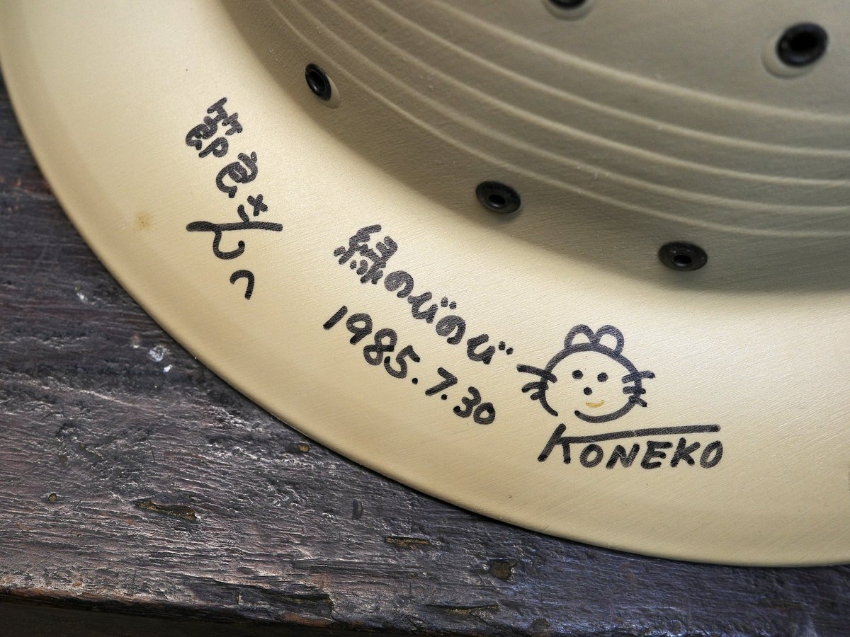 edoneko5's tweet photo. 今から41年前、父がまだ36歳のときに親子旅の番組ロケで御蔵島を訪れたことがあります。私は当時8歳でした。そしてこの度！！五代目猫八になって島民の皆さんの前で芸を披露する機会をいただきました。年配のお客さんの中には当時を覚えている人たちもいて、本当にありがたいかぎり。とても幸せですッ https://t.co/5jQ4GsBNx9