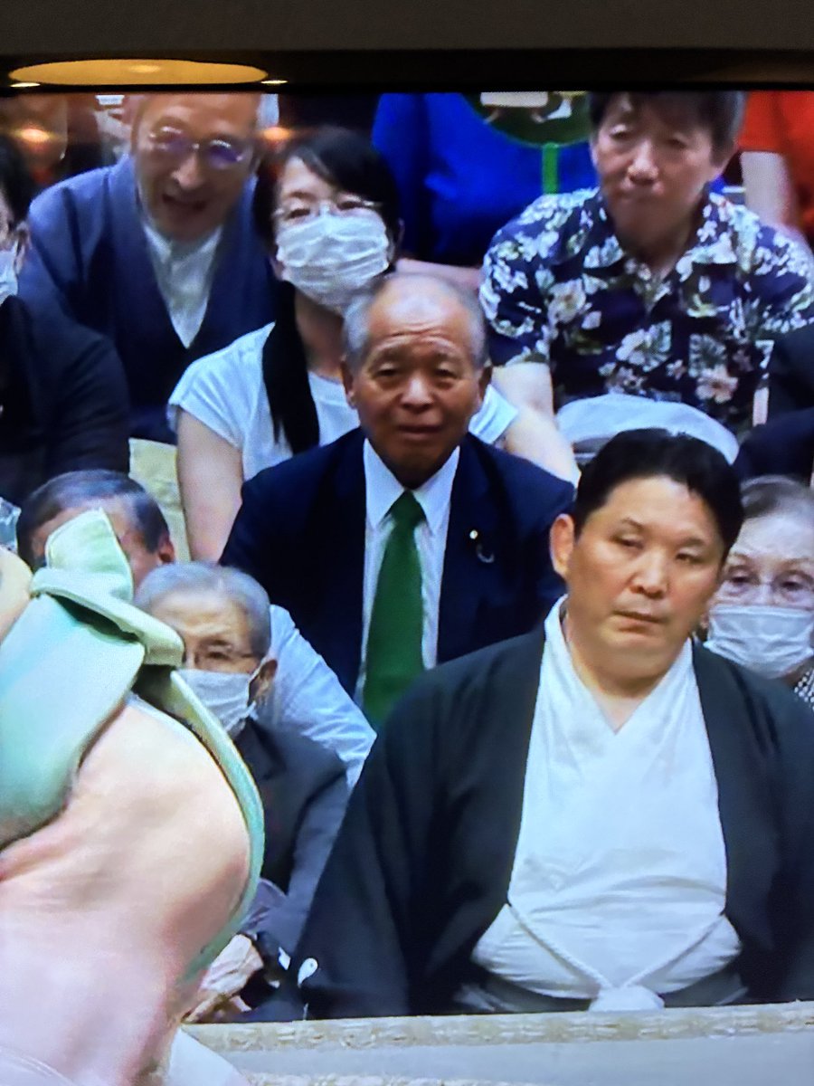 da1_homi's tweet photo. 鈴木宗男先生
千秋楽、向正面、溜席、緑のネクタイはアピールし過ぎでしょ… https://t.co/fbmCfUJSt6