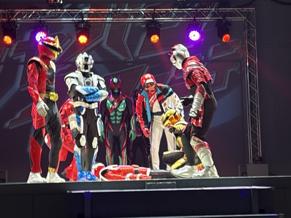 SOR976's tweet photo. なんたよ、この状況は
幕が閉まる瞬間にヒーローが死んでる事ある？？？？？？ https://t.co/p2mPm2XsVj