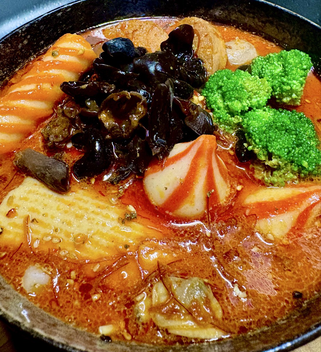 shutenou's tweet photo. 麻辣湯麺作ったよ。
自家製香味醬がめちゃくちゃ美味しい。
今まで何軒か麻辣湯のお店で食べたけど自分で作った方が美味しいので、もうお店には行かないでしょう。
うっかり夕飯前にガッツリ食べてしまった。 https://t.co/dwPdKZa93t