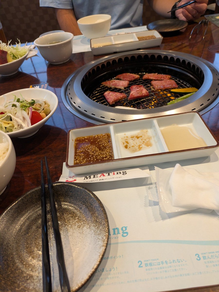 yuki_nectar's tweet photo. 弟の誕生日祝いで焼肉だー！旦那もいっしょ https://t.co/3nAhfBmGEg