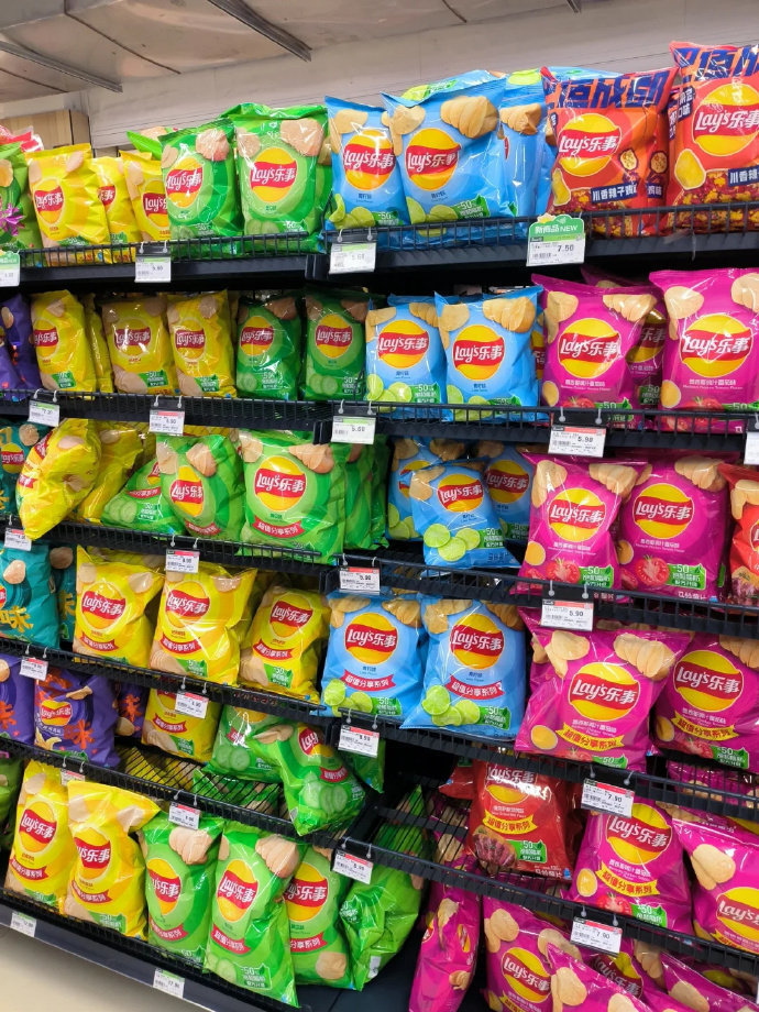 BernardaFr8lr's tweet photo. Nuevas llegadas en la tienda: snacks frescos, agua mineral y papas fritas crujientes. Ven a comprar hoy! https://t.co/5x0pvviUdE