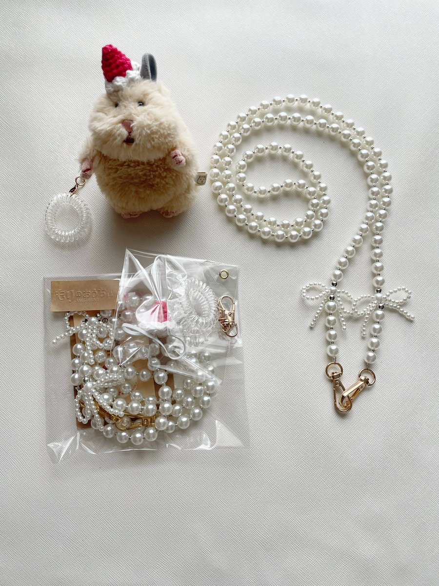 hamtans_ouchi's tweet photo. 次の販売会から
お出かけ3点セット(ストラップ、脱走防止チャーム、頭飾り)を販売いたします🐹
ケーキ🎂のぬいポーチと一緒にどうぞ！
#はむにぎり https://t.co/RQFxQS5dsi