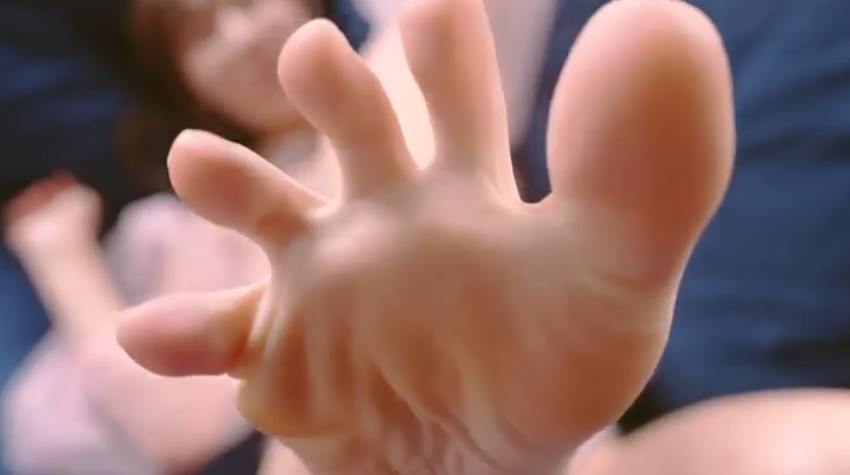 japanese_foot's tweet photo. 藤森里穂のイメージビデオ作品。
足裏シーンはイメージビデオ作品としては結構登場し、ドアップ足裏を複数見られるのが魅力です😆
そのかわりに長時間足裏はありませんが、そこは足裏の迫力でカバーしている感じですね👍 https://t.co/ojdx5QUZIy