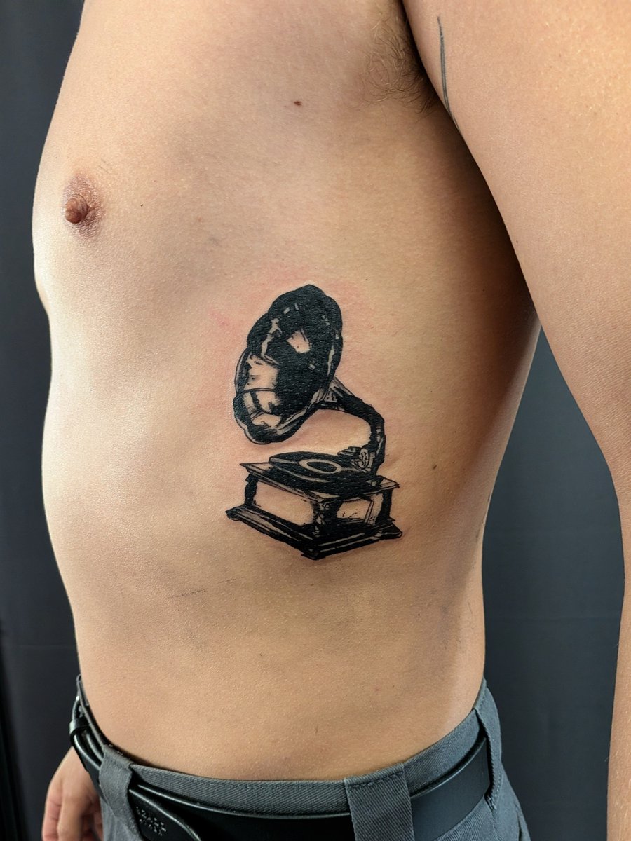 blakeyoungman's tweet photo. Ran into Tom, tattooed Tom. You're a legend my man @thomas_thetank 🙌🔥 

⚫ TATTOOING: @divinetattoo__ 
(AVAILABLE DESIGNS IN HIGHLIGHTS - FOR BOOKINGS DM or EMAIL blakeyoungman@gmail.com).

🎨 ART: DM or EMAIL blakeyoungman@gmail.com
(FOR PRINTS: LINK IN BIO, FOR ORIGINALS IN HIGHLIGHTS)

💰 Payment Options: Credit + Debit, Cash, Apple Pay, Google Pay, AFTERPAY, KLARNA, AFFIRM, 

💰 NEW: Antiques Of Value, Jewellery Of Value (Valuation or Receipts Required) Motorbikes, Cars, Services For Services. 

#tattoo #blacktattoo #recordplayer #recordplayertattoo