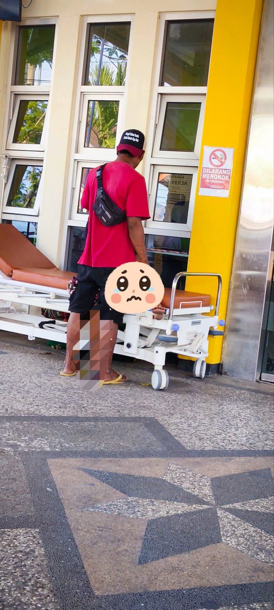 RichoShen's tweet photo. Di IGD rumah sakit, saya lihat seorang ibu menjerit histeris. Bayinya yang baru 9 bulan tak sadarkan diri, lalu dokter memanggil anak itu telah meninggal.

Suaminya datang, memeluk istrinya yang pingsan. Tangannya gemetar menelepon satu per satu, mencari pinjaman. Katanya, "Saya pinjam dulu, untuk tahlilan nanti malam."
Saya bilang, "Tidak usah tahlilan juga tidak apa-apa, Pak. Masih kecil, itu bukan kewajiban."

Jawabnya pelan: "Tak bisa, Mbak. Nanti saya dikucilkan masyarakat. Apa yang mau disuguhkan ke orang-orang yang melayat?"

Anaknya baru meninggal, istrinya baru pingsan tapi ia masih harus mikirin satu hal lagi standar sosial.

Tahlilan boleh, silakan. Tapi jangan diubah jadi kewajiban. Jangan sampai orang tidak mampu harus berutang hanya agar tidak digunjing.

Kalau tetangga datang bawa makanan, itu kepedulian. Kalau datang bawa tekanan, itu sudah kehilangan ruh bertetangga.

Jangan sampai orang yang baru kehilangan anak, masih harus membayar harga agar diterima lingkungannya.
