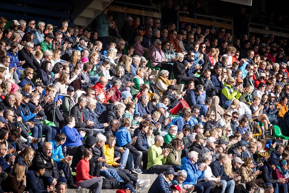 Sunnmorecom's tweet photo. https://t.co/ZUlUyEBejC: Sjå bilda frå folke­festen 

Stort oppmøte og store stjerner under åpningen av Karsten Warholm Stadion.

https://t.co/u7NATBPGS9 https://t.co/fCZLnSbnG3