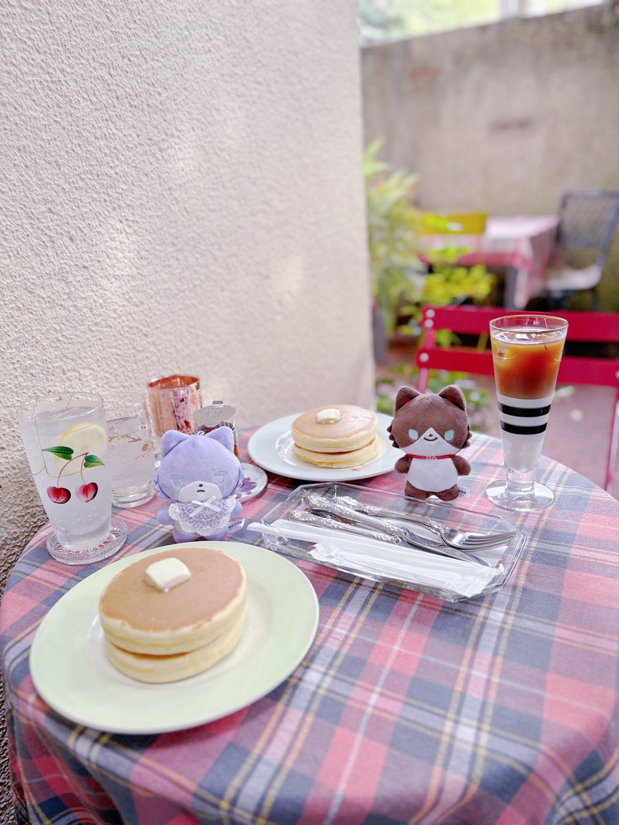 tail7317's tweet photo. 食器もお洒落だし、パンケーキもサクフワで美味しかった🍴
心なしかぐさたうんがドヤ顔している😎

#にじたうんが見られるタグ https://t.co/XRRpxvRWyV