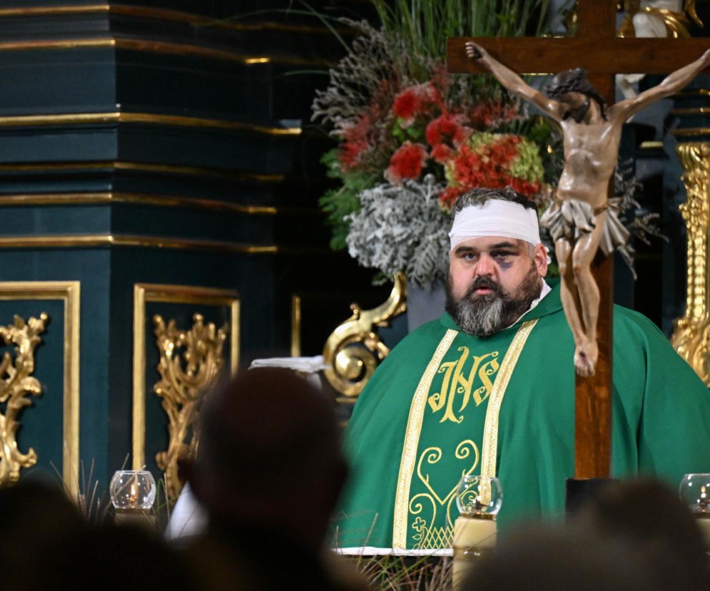 nexta_tv's tweet photo. 🕯 A priest injured in the Jarosław attack urged Poles not to blame the entire Ukrainian nation

Father Adrian, who was wounded in the attack at the Benedictine Sisters’ abbey, appeared before parishioners with bandages on his head and hand and visible bruising on his face.

“I would also like to ask you not to blame the nation the attacker comes from,” the priest said, referring to the 31-year-old Ukrainian citizen suspected of carrying out the attack.

He also called on people to pray for the attacker himself: “We must overcome the evil that happened in our abbey with love and forgiveness.”

The attack killed 72-year-old priest Stanisław Zbojnowicz and injured four other people.