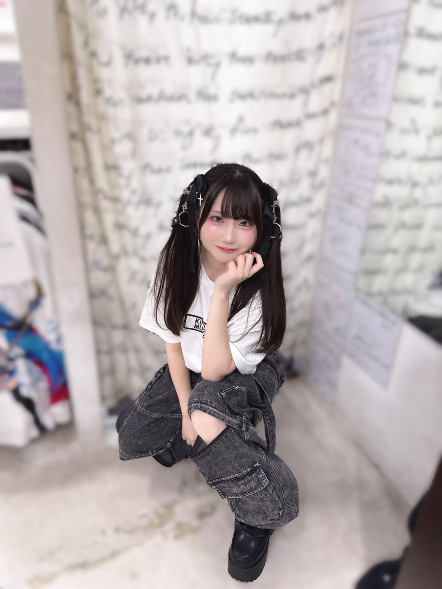 Watase_Yuzuki's tweet photo. #KINGLYMASK × 渡瀬結月 1日店長イベント
 
たっっっくさんのご参加ありがとうございました✨️
みんなとお話できて楽しかったよ🥹
素敵な言葉をたくさんくれてありがとう!!
お揃いのお洋服いっぱい着ようね~!

18時30分頃開始のオンラインスペシャルくじガチャもお楽しみに🖤 https://t.co/o1VYRvqDZl